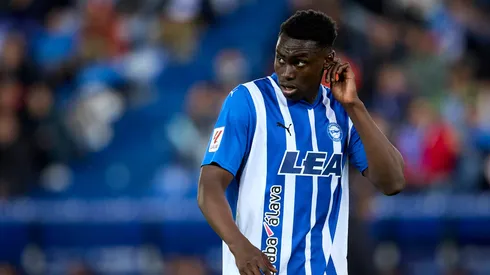 Samu Omorodion em partida pelo Alavés