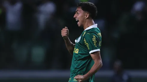 Vitor Reis comemorando gol marcado pelo Palmeiras