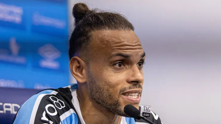 Braithwaite em sua apresentação pelo Grêmio
