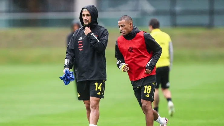 Arrascaeta e De la Cruz em treino do Flamengo. (Foto: Gilvan de Souza | CRF)