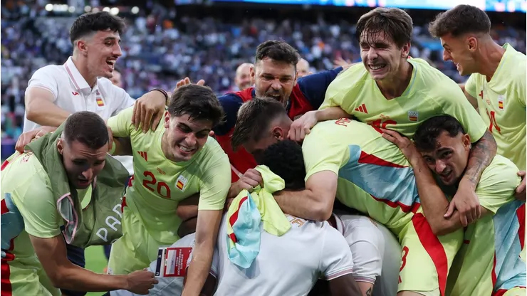 Comemoração de um dos gols da vitória espanhola na final do futebol masculino dos Jogos Olímpicos 2024, onde estavam envolvidos muitos representantes da La Masia. (Foto: Justin Setterfield/Getty Images)