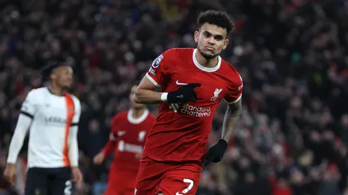 Luis Díaz com compromisso e dedicação ao Liverpool. (Foto: Clive Brunskill/Getty Images)