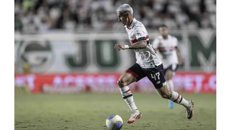 Ferreirinha arranca com a bola no duelo entre Goiás e São Paulo, na Copa do Brasil. (Associated Press / Alamy Stock Photo)