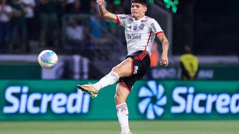 Airton Lucas em ação durante a partida entre Palmeiras e Flamengo, nas oitavas de final da Copa do Brasil. (Associated Press / Alamy Stock Photo)