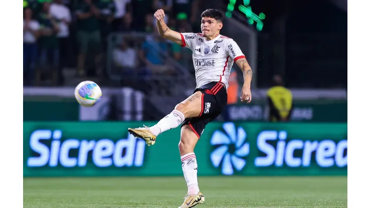 Airton Lucas em ação durante a partida entre Palmeiras e Flamengo, nas oitavas de final da Copa do Brasil. (Associated Press / Alamy Stock Photo)