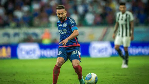 Everton Ribeiro em campo no confronto entre Bahia e Botafogo, pela Copa do Brasil. (Associated Press / Alamy Stock Photo)