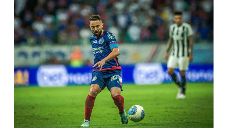 Everton Ribeiro em campo no confronto entre Bahia e Botafogo, pela Copa do Brasil. (Associated Press / Alamy Stock Photo)