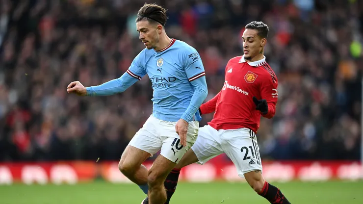 Jack Grealish e Antony se enfrentando no derby de Manchester
