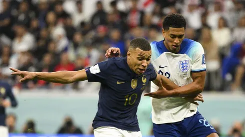 Mbappé e Bellingham em disputa de bola na Euro 2024