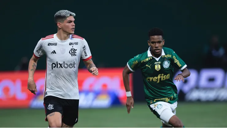 Ayrton Lucas e Estêvão no confronto Flamengo x Palmeiras