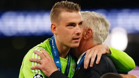 Lunin e Ancelotti após a conquista da Champions League.