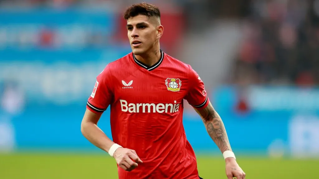 Piero Hincapié em jogo do Bayer Leverkusen. Foto: Martin Rose/Getty Images