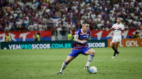 Renato Kayzer carrega a bola no duelo entre Fortaleza e São Paulo, no Brasileirão. (Sipa US / Alamy Stock Photo)