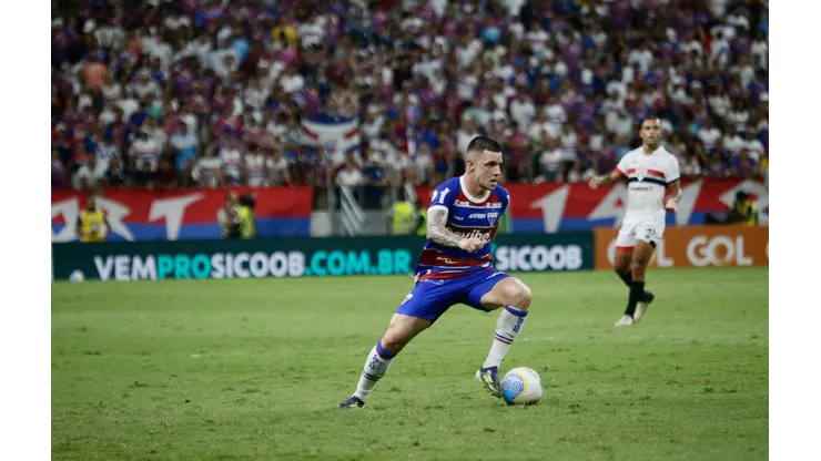 Renato Kayzer carrega a bola no duelo entre Fortaleza e São Paulo, no Brasileirão. (Sipa US / Alamy Stock Photo)