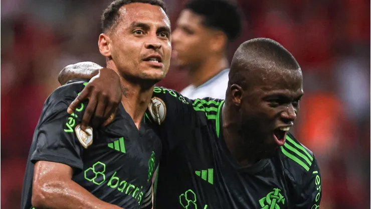 Corinthians pega todos de surpresa e tenta acordo com craque do Internacional. Foto: Maxi Franzoi/AGIF