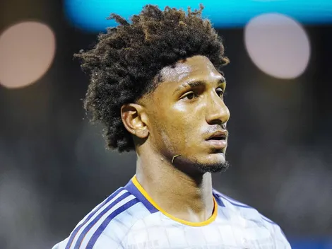 Corinthians: Talles Magno emociona crianças na chegada ao Brasil