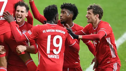 Jogadores do Bayern comemorando um gol.