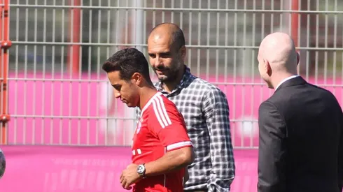 Thiago Alcântara ao lado de Pep Guardiola
