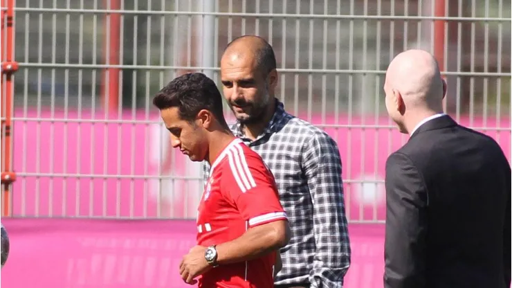 Thiago Alcântara ao lado de Pep Guardiola