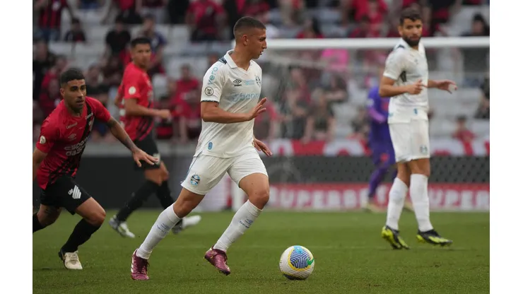 Monsalve carrega a bola durante o embate entre Athletico Paranaense e Grêmio, em partida do Brasileirão. (Foto Arena LTDA / Alamy Stock Photo)