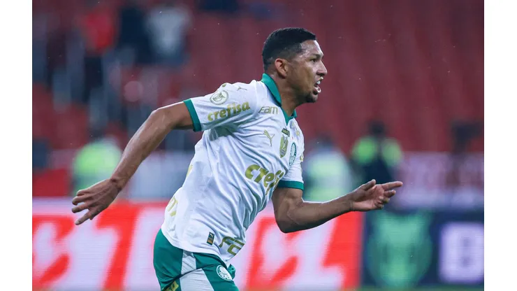 Rony comemora seu gol no empate entre Internacional e Palmeiras no Brasileirão. (Associated Press / Alamy Stock Photo)