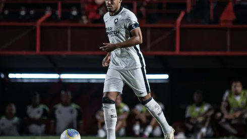 Marlon Freitas em ação durante a partida entre Atlético-GO e Botafogo, pelo Brasileirão. (AGIF / Alamy Stock Photo)