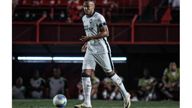 Marlon Freitas em ação durante a partida entre Atlético-GO e Botafogo, pelo Brasileirão. (AGIF / Alamy Stock Photo)