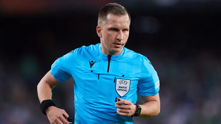 Árbitro Bartosz Frankowski (Photo by Fran Santiago/Getty Images)