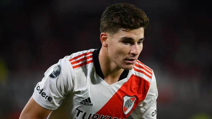 Álvarez atuando com a camisa do River Plate.