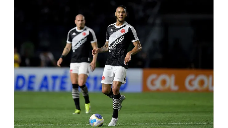 Souza em ação durante o confronto entre Vasco e RB Bragantino, pelo Brasileirão. (Associated Press / Alamy Stock Photo)