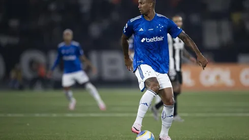 Walace em ação durante o confronto entre Botafogo e Cruzeiro, no Brasileirão. (Sipa US / Alamy Stock Photo)