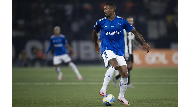 Walace em ação durante o confronto entre Botafogo e Cruzeiro, no Brasileirão. (Sipa US / Alamy Stock Photo)