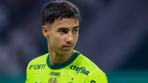 Vitor Reis zagueiro do Palmeiras