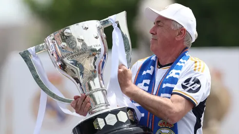 Carlo Ancelotti, treinador do Real Madrid CF, levanta o troféu durante a celebração da 36ª La Liga (Photo by Florencia Tan Jun/Getty Images)
