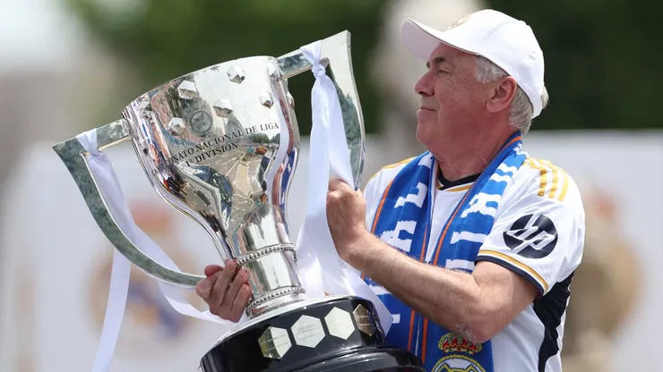 Carlo Ancelotti, treinador do Real Madrid CF, levanta o troféu durante a celebração da 36ª La Liga (Photo by Florencia Tan Jun/Getty Images)