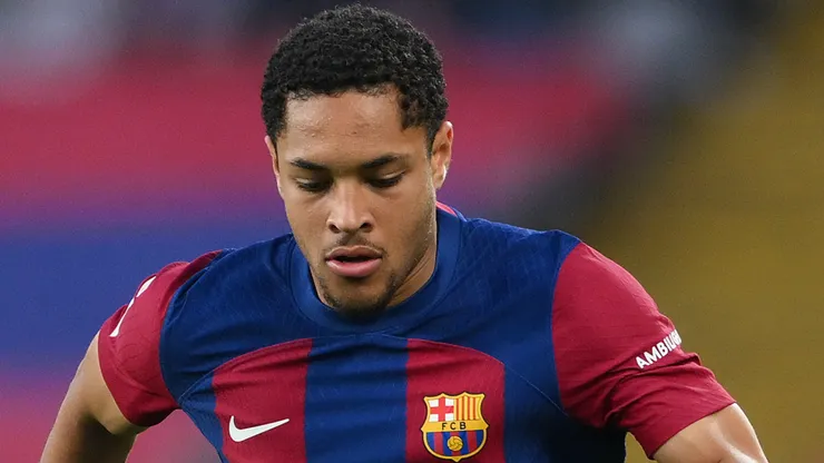 Concorrência aumentou para Vitor Roque no Barcelona (Foto: David Ramos/Getty Images)