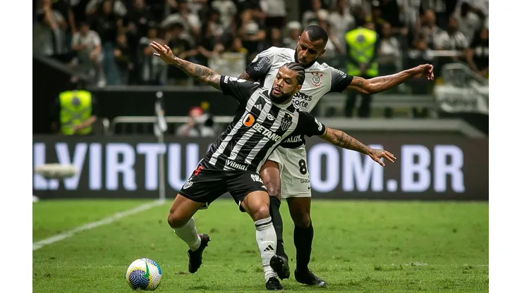 Otávio briga pela bola no confronto entre Atlético-MG e Corinthians, no Brasileirão. (Associated Press / Alamy Stock Photo)