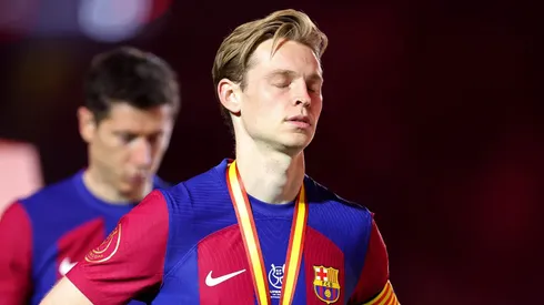 Barcelona decide vender De Jong e outro titular de Hansi Flick, diz jornalista.