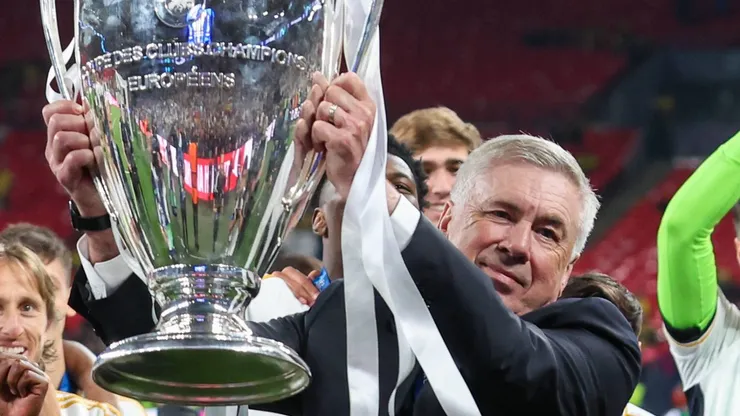 Ancelotti com a taça da Champions League