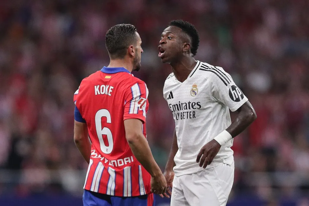 Koke discutindo com Vini Jr. em um Atlético de Madrid x Real Madrid (Photo by Gonzalo Arroyo Moreno/Getty Images)