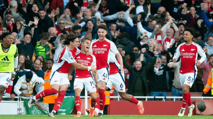 Leandro Trossard, do Arsenal, comemora após marcar o 3-2 aos 94 minutos. Action Plus Sports Images / Alamy Stock Photo