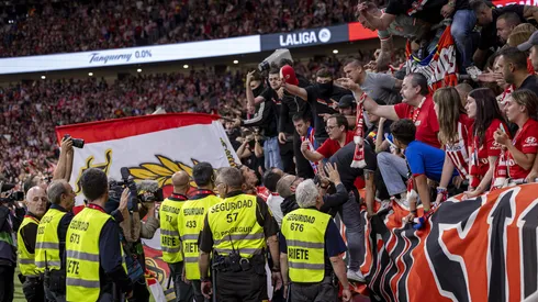 Torcida do Atlético de Madrid conversando com os jogadores. Foto: IMAGO / PanoramiC
