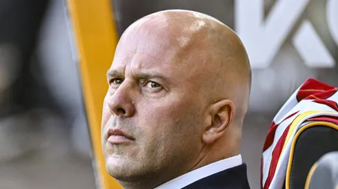 Liverpool, de Arne Slot, vê Manchester United na briga por Marc Guéhi.