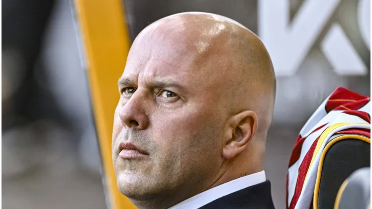 Liverpool, de Arne Slot, vê Manchester United na briga por Marc Guéhi.