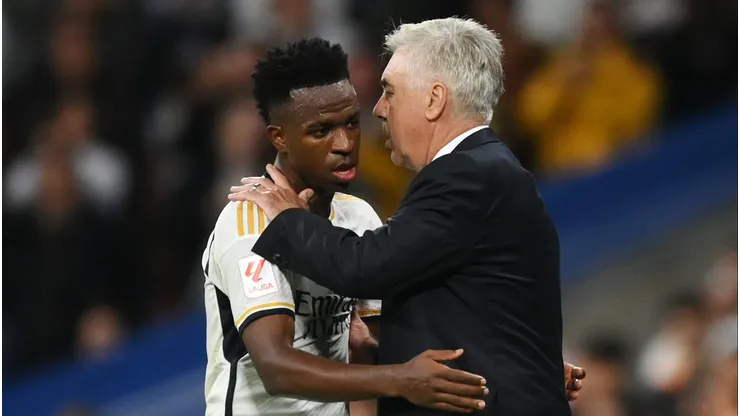 Vini Jr e Carlo Ancelotti, atacante e técnico do Real Madrid. (Photo by Denis Doyle/Getty Images)