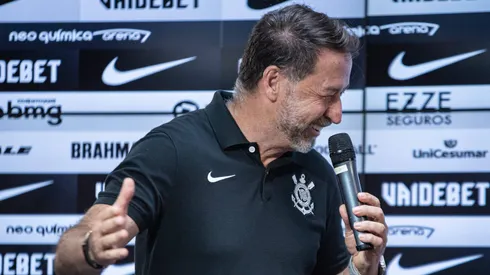 Augusto Melo, presidente do Corinthians, anuncia acordo.