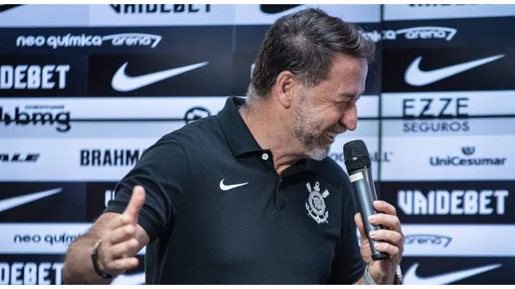 Augusto Melo, presidente do Corinthians, anuncia acordo.