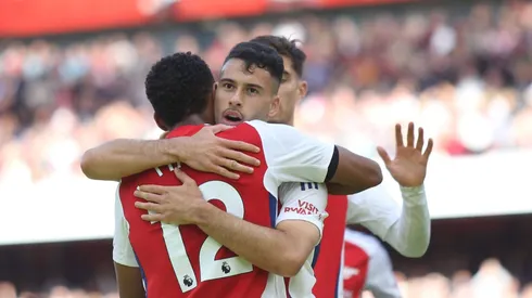 Gabriel Martinelli, do Arsenal, comemora ao abrir o placar durante a partida da Premier League entre Arsenal e Leicester City no Estádio Emirates. (Foto: IMAGO / PPAUK)