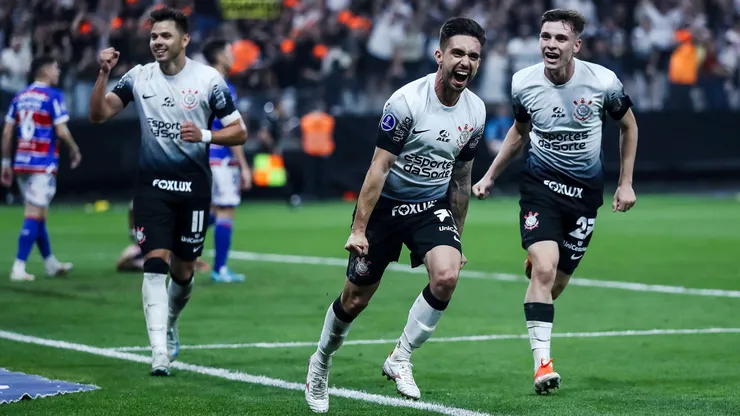 Igor Coronado, jogador do Corinthians, comemora seu gol durante a partida contra o Fortaleza. Associated Press / Alamy Stock Photo