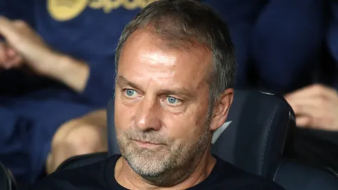 Hansi Flick, treinador do Barcelona, pode ter dois desfalques no próximo jogo (Photo by Linnea Rheborg/Getty Images)